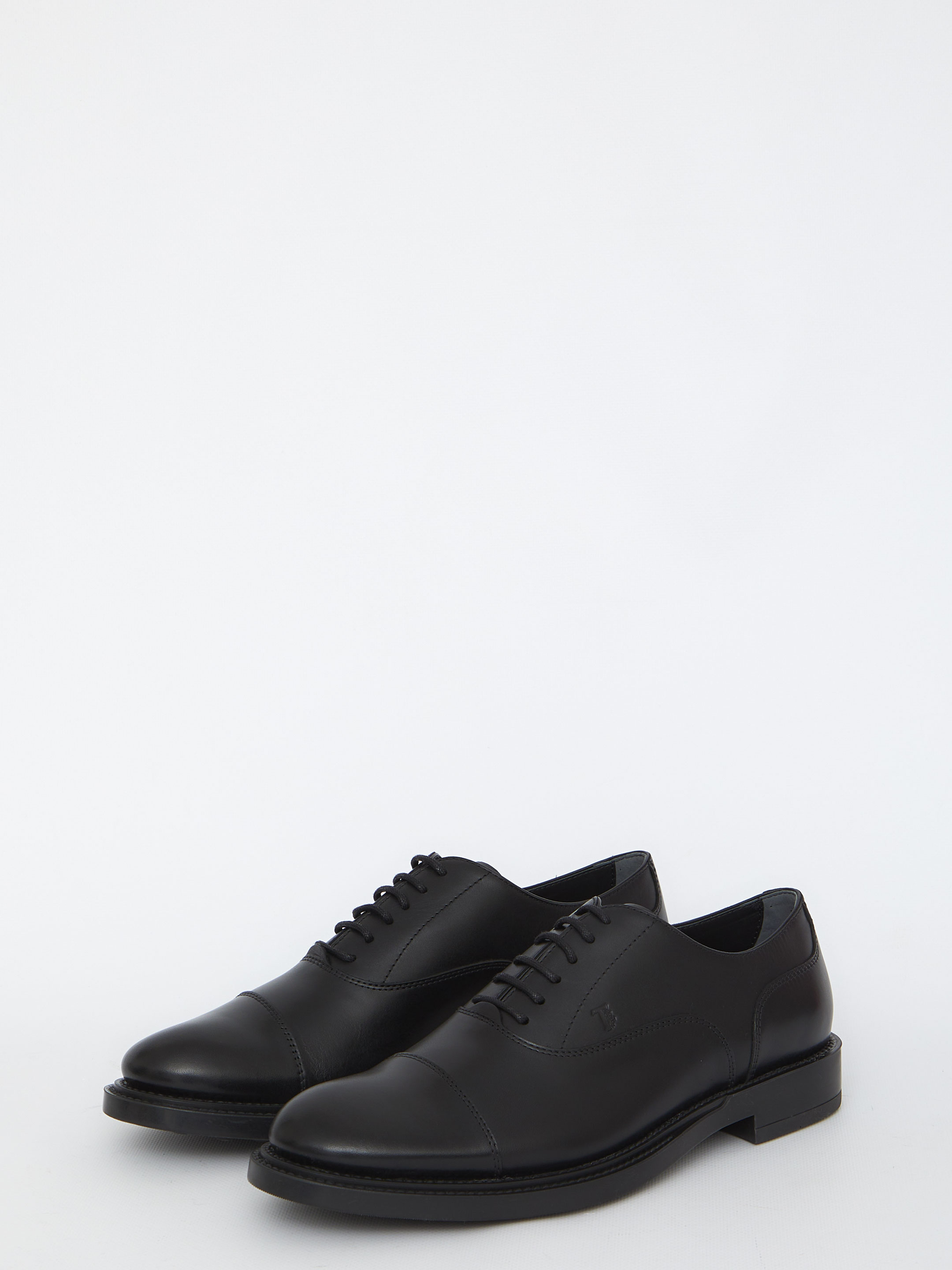 Lace-ups in black leather hover